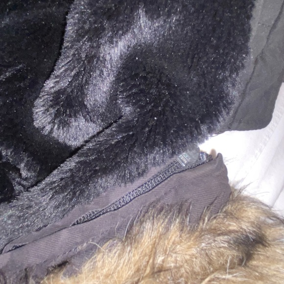 Black short aritzia winter jacket - Picture 7 of 8